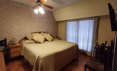 Esplendido Chalet en Quilmes Oeste con 5 Ambientes, Cochera y Patio.