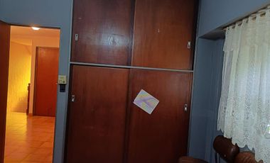 Esplendido Chalet en Quilmes Oeste con 5 Ambientes, Cochera y Patio.