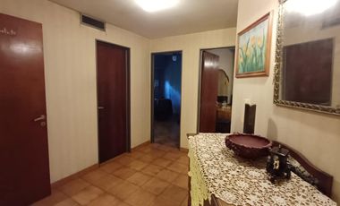 Esplendido Chalet en Quilmes Oeste con 5 Ambientes, Cochera y Patio.