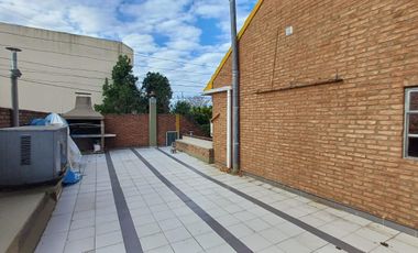 Esplendido Chalet en Quilmes Oeste con 5 Ambientes, Cochera y Patio.