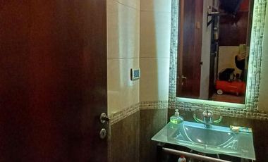 Esplendido Chalet en Quilmes Oeste con 5 Ambientes, Cochera y Patio.