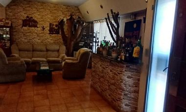 Esplendido Chalet en Quilmes Oeste con 5 Ambientes, Cochera y Patio.