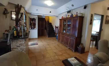 Esplendido Chalet en Quilmes Oeste con 5 Ambientes, Cochera y Patio.