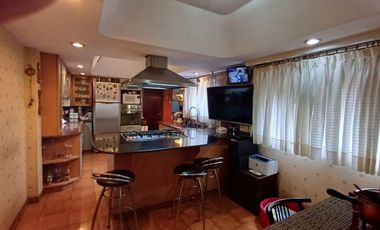 Esplendido Chalet en Quilmes Oeste con 5 Ambientes, Cochera y Patio.