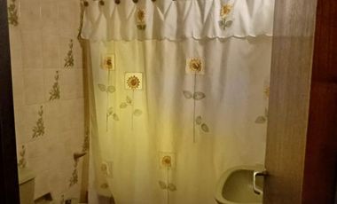 Esplendido Chalet en Quilmes Oeste con 5 Ambientes, Cochera y Patio.