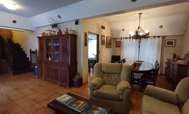 Esplendido Chalet en Quilmes Oeste con 5 Ambientes, Cochera y Patio.