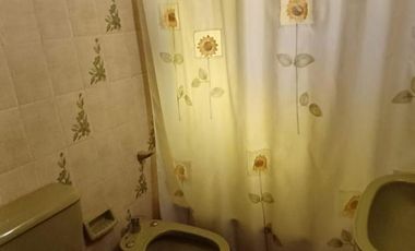 Esplendido Chalet en Quilmes Oeste con 5 Ambientes, Cochera y Patio.