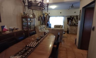 Esplendido Chalet en Quilmes Oeste con 5 Ambientes, Cochera y Patio.