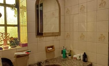 Esplendido Chalet en Quilmes Oeste con 5 Ambientes, Cochera y Patio.