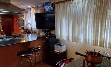 Esplendido Chalet en Quilmes Oeste con 5 Ambientes, Cochera y Patio.