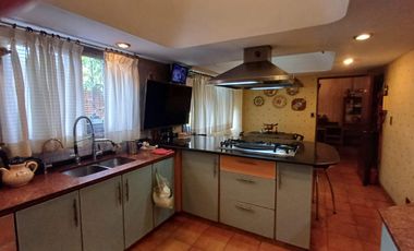 Esplendido Chalet en Quilmes Oeste con 5 Ambientes, Cochera y Patio.