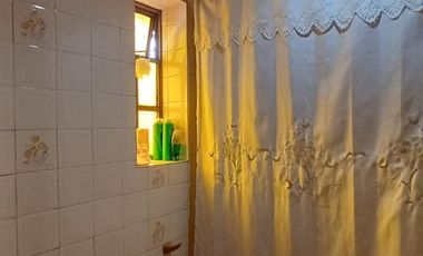 Esplendido Chalet en Quilmes Oeste con 5 Ambientes, Cochera y Patio.