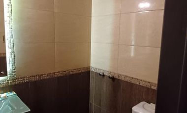 Esplendido Chalet en Quilmes Oeste con 5 Ambientes, Cochera y Patio.
