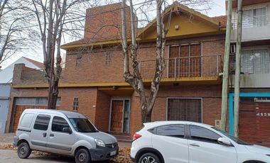 Esplendido Chalet en Quilmes Oeste con 5 Ambientes, Cochera y Patio.
