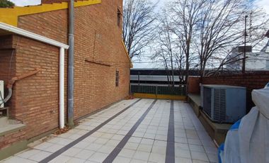Esplendido Chalet en Quilmes Oeste con 5 Ambientes, Cochera y Patio.