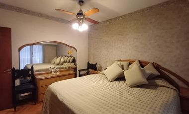 Esplendido Chalet en Quilmes Oeste con 5 Ambientes, Cochera y Patio.