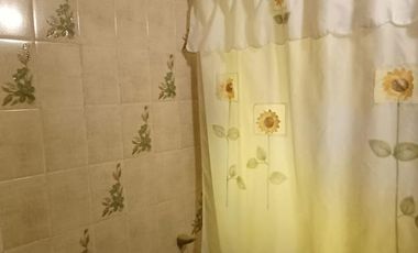 Esplendido Chalet en Quilmes Oeste con 5 Ambientes, Cochera y Patio.