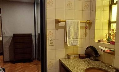 Esplendido Chalet en Quilmes Oeste con 5 Ambientes, Cochera y Patio.