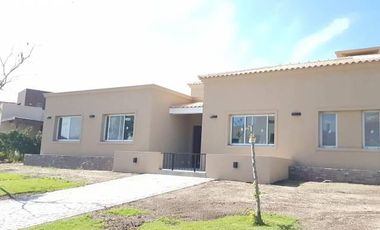 EXCELENTE CASA AL RIO EN SAN MARCO!