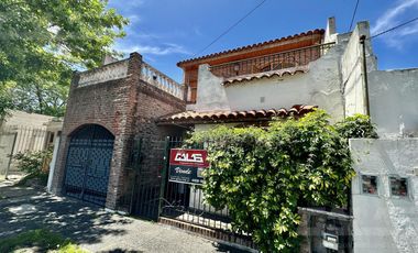 Casa 4 ambientes - 3 dormitorios -  2 baños - Pileta -  Ituzaingó Norte - Ituzaingó Centro