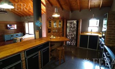 Venta casa 4 ambientes con piscina, quincho con parrilla y galería en Coronel Brandsen