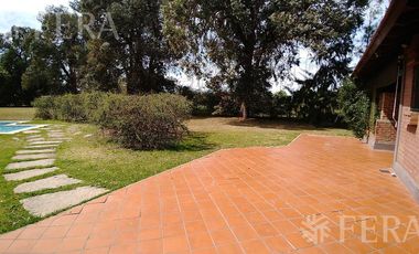 Venta casa 4 ambientes con piscina, quincho con parrilla y galería en Coronel Brandsen