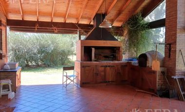 Venta casa 4 ambientes con piscina, quincho con parrilla y galería en Coronel Brandsen