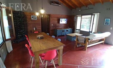 Venta casa 4 ambientes con piscina, quincho con parrilla y galería en Coronel Brandsen