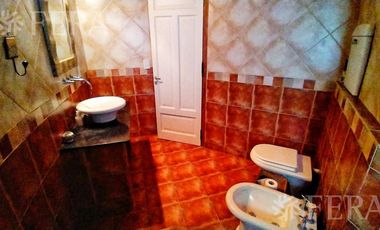 Venta casa 4 ambientes con piscina, quincho con parrilla y galería en Coronel Brandsen