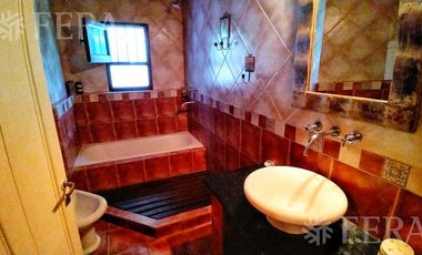 Venta casa 4 ambientes con piscina, quincho con parrilla y galería en Coronel Brandsen