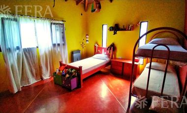 Venta casa 4 ambientes con piscina, quincho con parrilla y galería en Coronel Brandsen