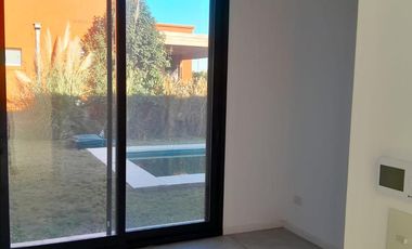 CASA EN  VENTA PILAR DEL ESTE - BARRIO SANTA ELENA