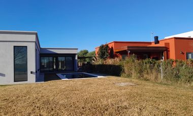 CASA EN  VENTA PILAR DEL ESTE - BARRIO SANTA ELENA