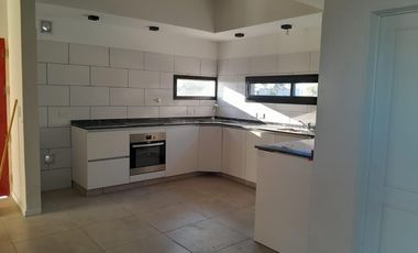 CASA EN  VENTA PILAR DEL ESTE - BARRIO SANTA ELENA
