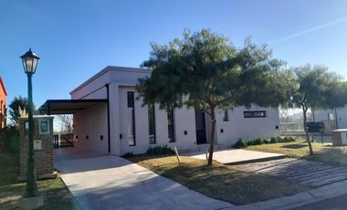 CASA EN  VENTA PILAR DEL ESTE - BARRIO SANTA ELENA