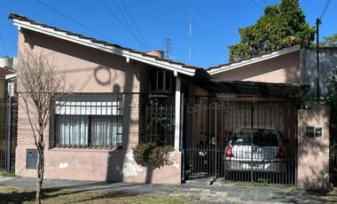 Casa de 2 dormitorios y cochera!