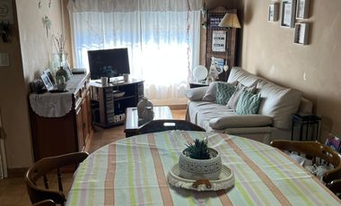 Casa de 2 dormitorios y cochera!