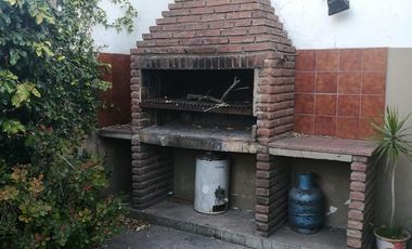 Casa en venta - 2 Dormitorios 1 Baño - 300Mts2 - Lomas de Zamora