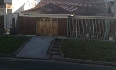 Casa en venta - 2 Dormitorios 1 Baño - 300Mts2 - Lomas de Zamora