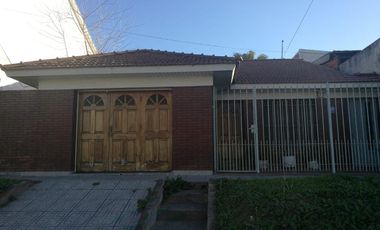Casa en venta - 2 Dormitorios 1 Baño - 300Mts2 - Lomas de Zamora