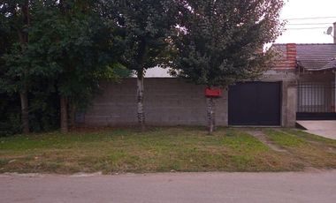 Casa en venta - 2 Dormitorios 1 Baño - Cocheras - 300Mts2 - Etcheverry, La Plata