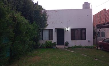 Casa en venta - 2 Dormitorios 1 Baño - Cocheras - 300Mts2 - Etcheverry, La Plata