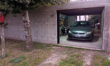 Casa en venta - 2 Dormitorios 1 Baño - Cocheras - 300Mts2 - Etcheverry, La Plata