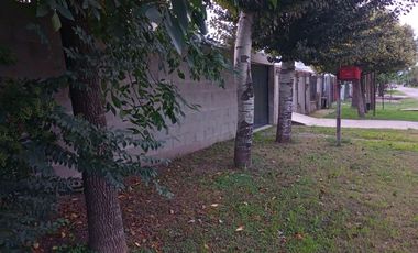 Casa en venta - 2 Dormitorios 1 Baño - Cocheras - 300Mts2 - Etcheverry, La Plata