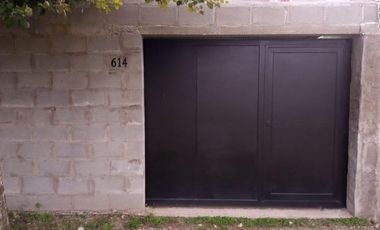 Casa en venta - 2 Dormitorios 1 Baño - Cocheras - 300Mts2 - Etcheverry, La Plata