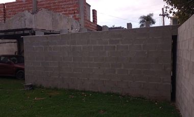 Casa en venta - 2 Dormitorios 1 Baño - Cocheras - 300Mts2 - Etcheverry, La Plata