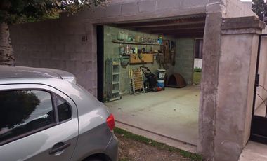 Casa en venta - 2 Dormitorios 1 Baño - Cocheras - 300Mts2 - Etcheverry, La Plata