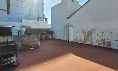 CASA CON LOCAL GARAGE Y TERRAZA!! RESERVADO