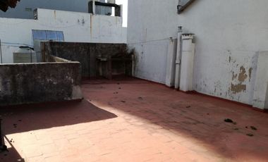 CASA CON LOCAL GARAGE Y TERRAZA!! RESERVADO