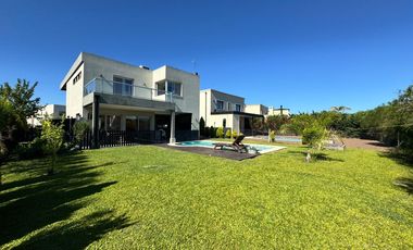 Casa 5 ambientes en Venta en Barrio Puertos del Lago, Araucarias GBA Norte